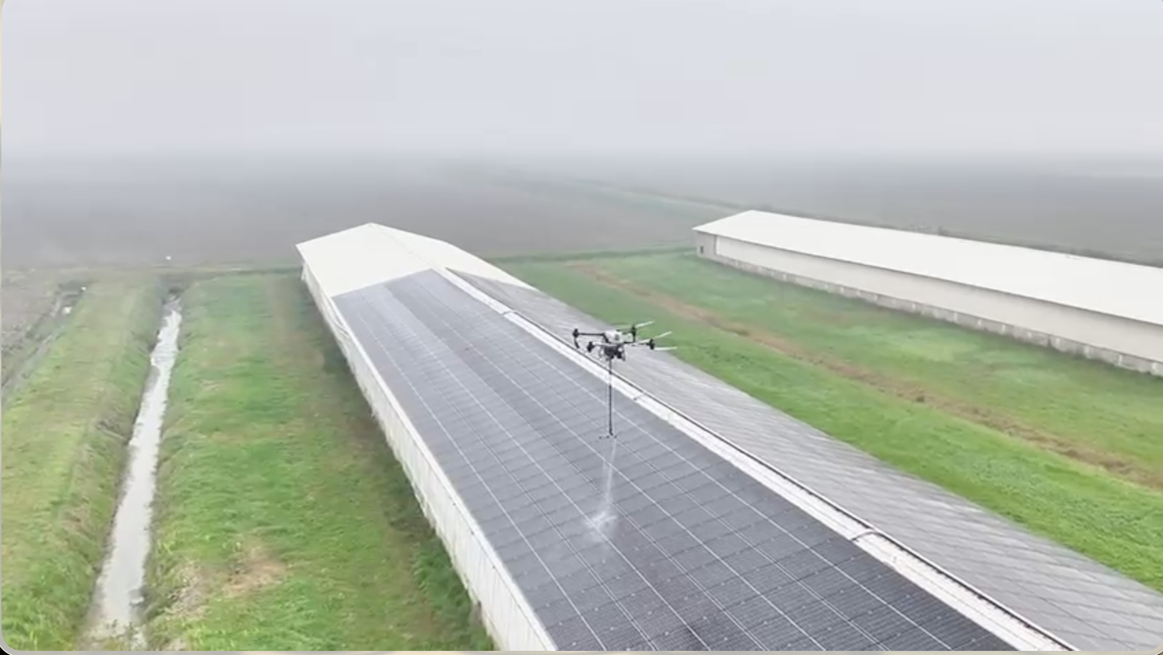 Drone Agras pulizia pannelli solari a Codigoro