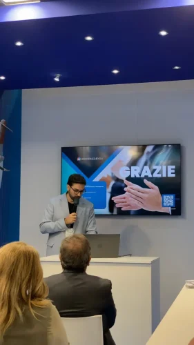 Skywash: la nuova era della pulizia e della manutenzione all'ExpoFerroviaria2025 A Milano, durante ExpoFerroviaria2025, il nostro Direttore Commerciale @Alberto Napoletano ha tenuto il workshop dal titolo “Skywash: la nuova era della pulizia e della manutenzione”. 