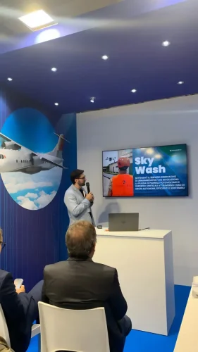Skywash: la nuova era della pulizia e della manutenzione all'ExpoFerroviaria2025 A Milano, durante ExpoFerroviaria2025, il nostro Direttore Commerciale @Alberto Napoletano ha tenuto il workshop dal titolo “Skywash: la nuova era della pulizia e della manutenzione”. 