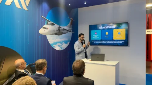 Skywash: la nuova era della pulizia e della manutenzione all'ExpoFerroviaria2025 A Milano, durante ExpoFerroviaria2025, il nostro Direttore Commerciale @Alberto Napoletano ha tenuto il workshop dal titolo “Skywash: la nuova era della pulizia e della manutenzione”. 