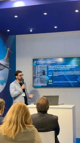 Skywash: la nuova era della pulizia e della manutenzione all'ExpoFerroviaria2025 A Milano, durante ExpoFerroviaria2025, il nostro Direttore Commerciale @Alberto Napoletano ha tenuto il workshop dal titolo “Skywash: la nuova era della pulizia e della manutenzione”. 