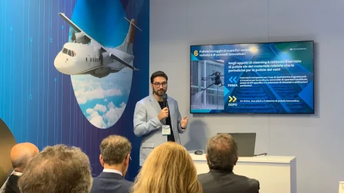 Skywash: la nuova era della pulizia e della manutenzione all'ExpoFerroviaria2025 A Milano, durante ExpoFerroviaria2025, il nostro Direttore Commerciale @Alberto Napoletano ha tenuto il workshop dal titolo “Skywash: la nuova era della pulizia e della manutenzione”. 